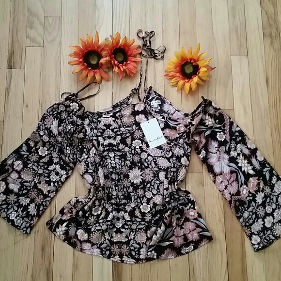 💐Nwt cold shoulder bell sleeve top💐 - Picture 2 of 5